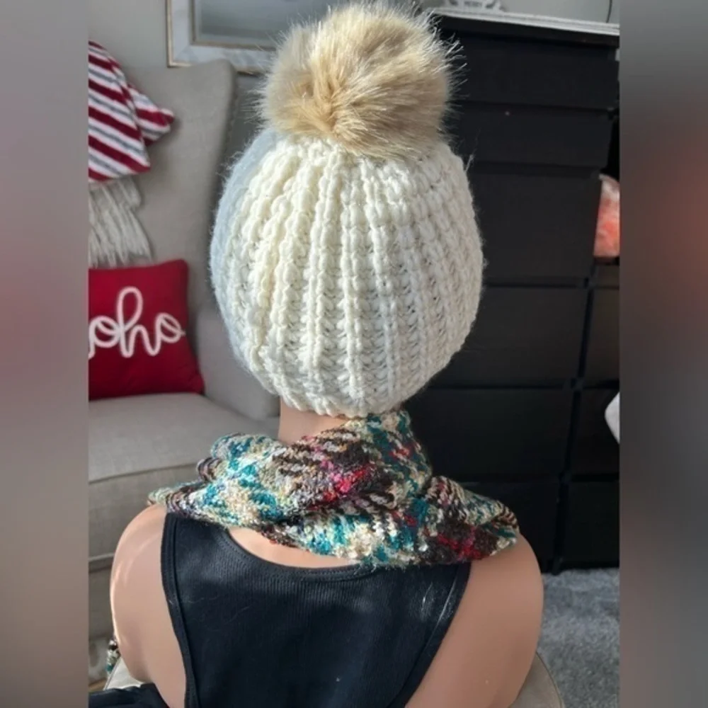 ✨NWOT Soft knit ski beanie Fur Pom Pom hat - cream cold weather ❄️